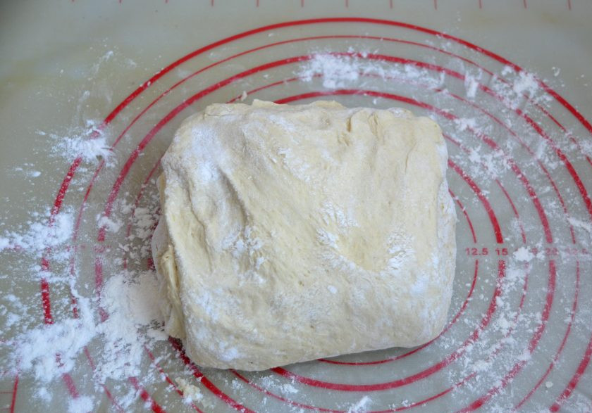 1. Этап. Кукурузный хлеб на дрожжах: Затем сложите две другие стороны навстречу друг другу.