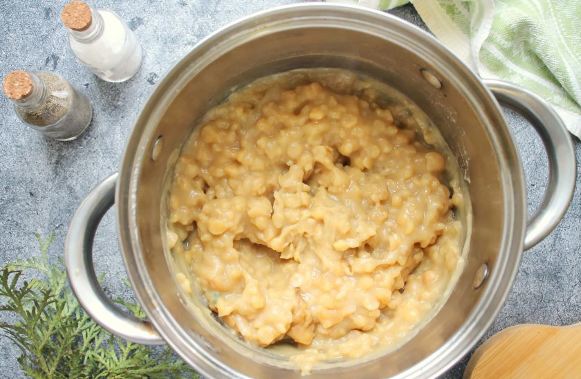 1. Этап. Гороховое пюре с копченой курицей: Горох промойте и залейте водой, поставьте на медленный огонь и варите в течение 1-1.5 до мягкого состояния.