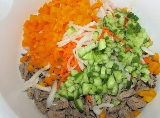 1. Этап. Салат с куриными сердечками и огурцом: 9. Добавьте овощи.