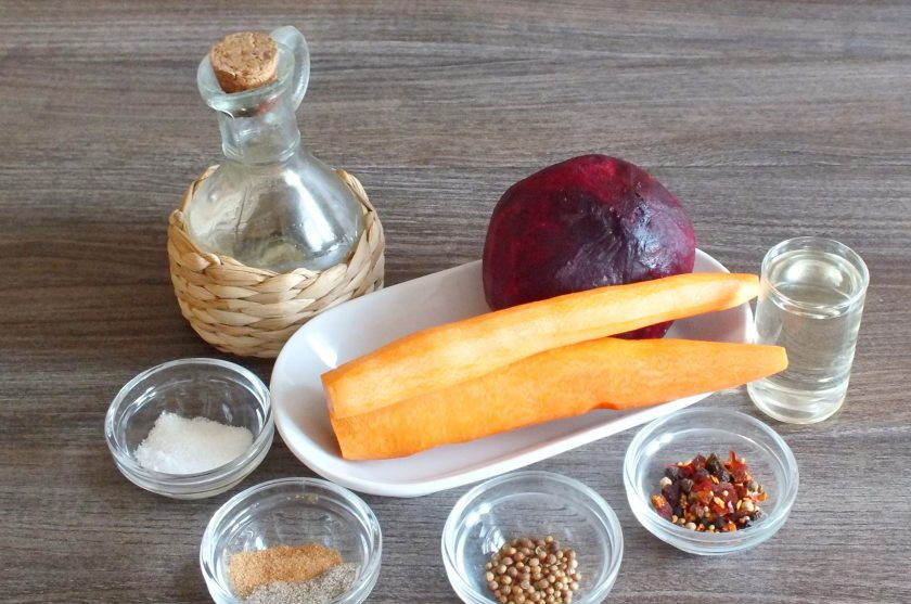 1. Этап. Маринованная свекла с морковью быстрого приготовления: Подготовьте необходимые ингредиенты.