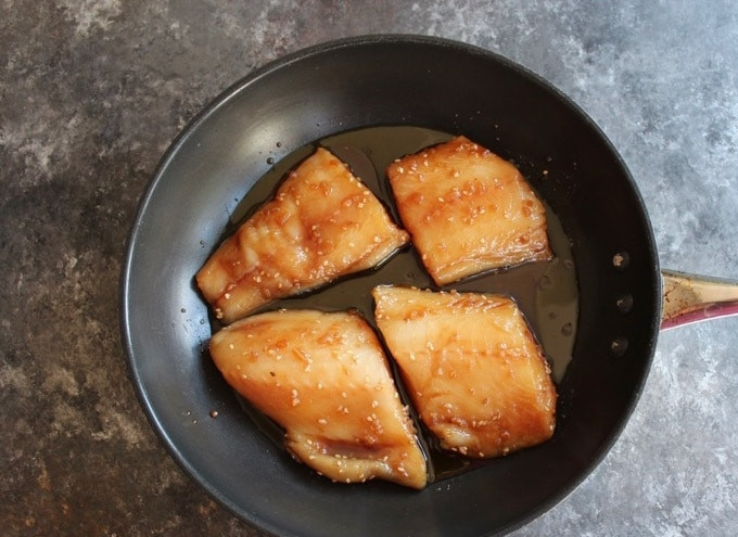 1. Этап. Треска в соусе Терияки: 4. Потом выложите рыбу и отправьте её в духовку на 13 минут.