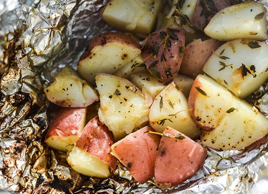 1. Этап. Картофель в фольге на гриле: 4. Запекайте картофель 20-35 минут в зависимости от жара и размера кусочков. Готовность можно проверить, аккуратно проколов конверт зубочисткой.