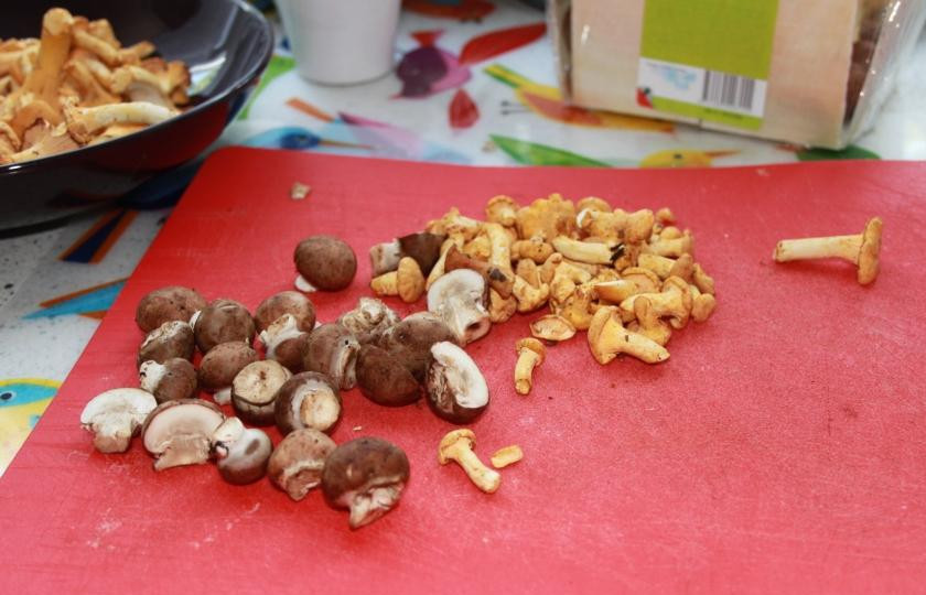 1. Этап. Легкий салат с лисичками и шампиньонами: Возьмем грибы. Для такого салата лучше всего выбирать маленькие грибочки. Они наиболее аппетитно выглядят. Хорошенько промыть. Если большие грибы, разрезать их.