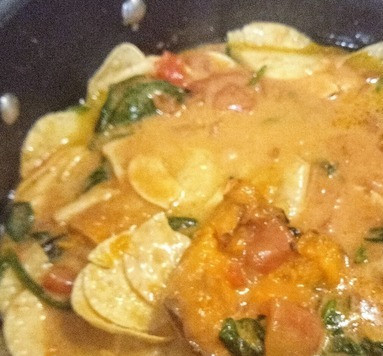 1. Этап. Тыквенное карри с пападамами: Влить томаты в собственном соку в карри, добавить сок одного лимона и красный жгучий перец. Довести до кипения. Выключить плиту. Можно подавать. Приятного аппетита.