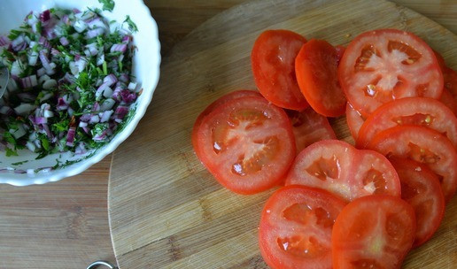 1. Этап. Кебабы из индейки с быстромаринованными помидорами: Помидоры режем или натираем на тёрке тонкими кольцами.