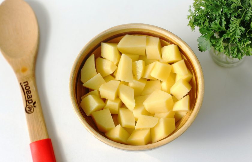 1. Этап. Кавказский борщ: Следом нарежьте кубиками картофель и добавьте в бульон.