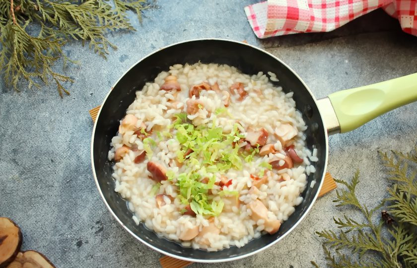 1. Этап. Ризотто с осьминогом: В готовое ризотто добавьте нарезанную зелень, перемешайте и сразу подавайте к столу.