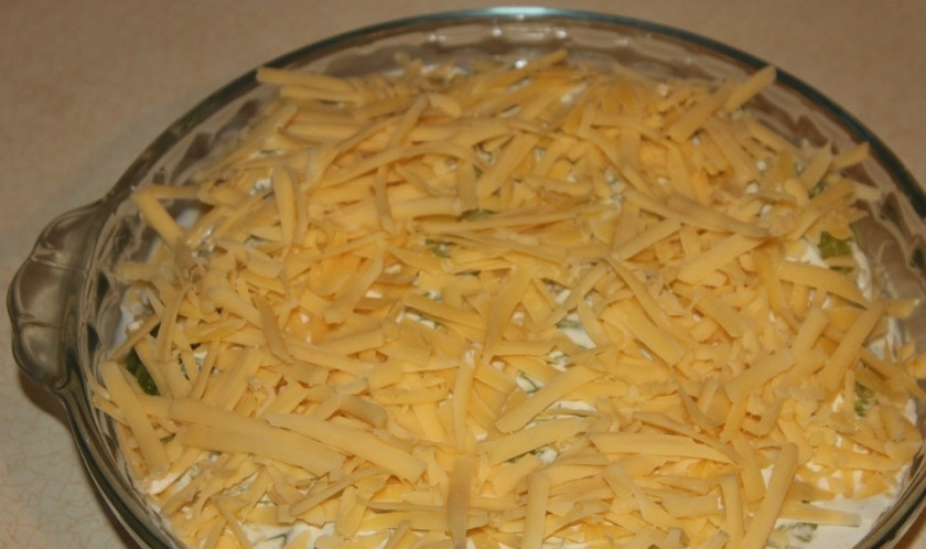 1. Этап. Голубцы с творогом: 4. Промазываем все голубцы сметаной и посыпаем сыром. После этого можно форму отправлять в микроволновую печь или в духовой шкаф. Запекаем до образования румяной корочки при средней температуре около 30 минут.