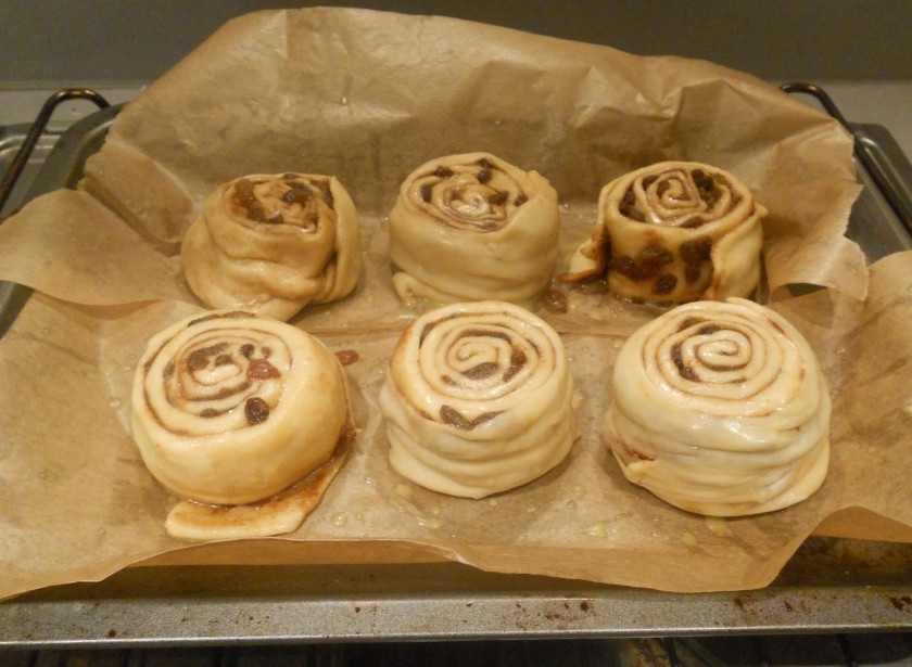 1. Этап. Булочки с корицей и изюмом: Затем разрежьте тесто на длинные полоски (толщина на ваше усмотрение) и сверните из них булочки. Подержите булочки сырыми 10 минут. Чтобы тесто пропиталось начинкой. Затем запекайте их в разогретой на 180 градусов духовке в течении 25-30 минут.