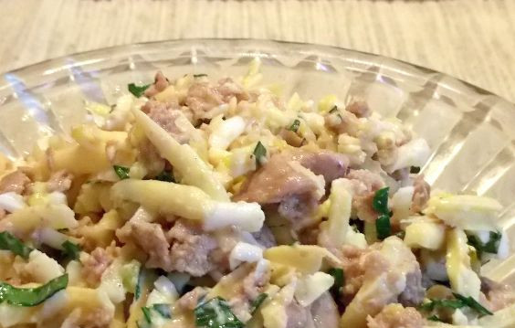 1. Этап. Салат из печени и сыра: Перемешиваем наш салат и выкладываем в салатник. Можно подавать!