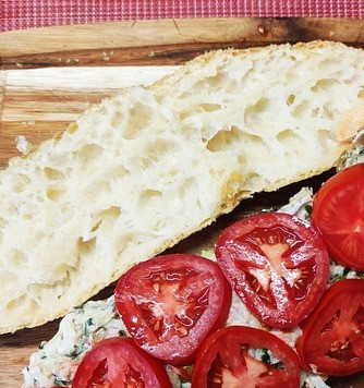 1. Этап. Багет-сэндвич: И сверху выложим дольки помидоров.