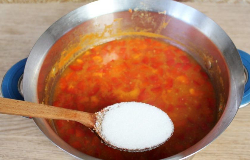 1. Этап. Аджика из желтых помидоров с кусочками перца: В аджику добавляем соль и сахар. Варится аджика, примерно, 20 минут. Периодически ее нужно помешивать.