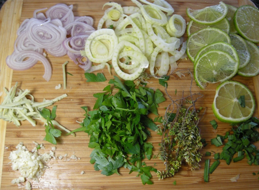 1. Этап. Запеченная форель кусочками: Порежьте зелень, лайм, лук, имбирь, чеснок измельчите.