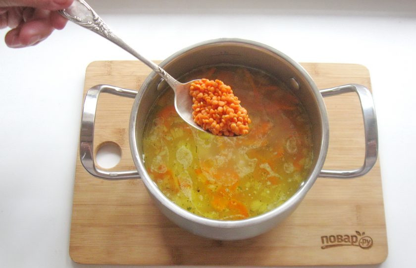 1. Этап. Суп из чечевицы без мяса: Когда овощи будут почти готовы, тщательно помойте красную чечевицу и добавьте в суп. Посолите и поперчите по вкусу.