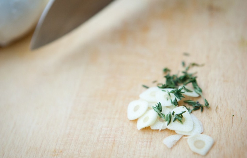 1. Этап. Салат с моцареллой и руколой: Хорошо разогрейте большую сковороду с оливковым маслом, забросьте тонко нарезанный чеснок, затем лисички в один слой и листики тимьяна. Потом тщательно обжарьте, чтобы грибочки стали золотистыми. Посолите и поперчите.