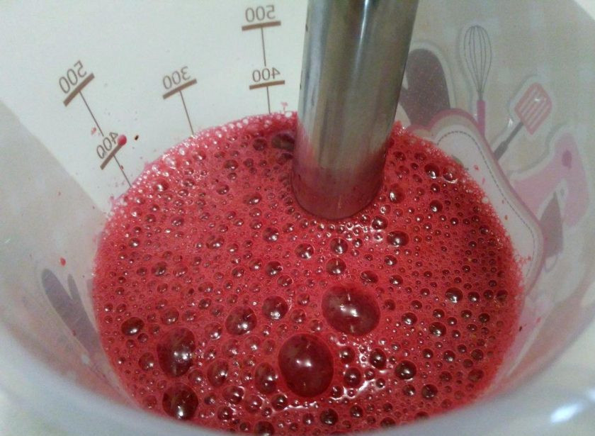 1. Этап. Ягодный пудинг с семенами чиа: С помощью погружного блендера измельчите ягоды до получения однородной массы (смузи).