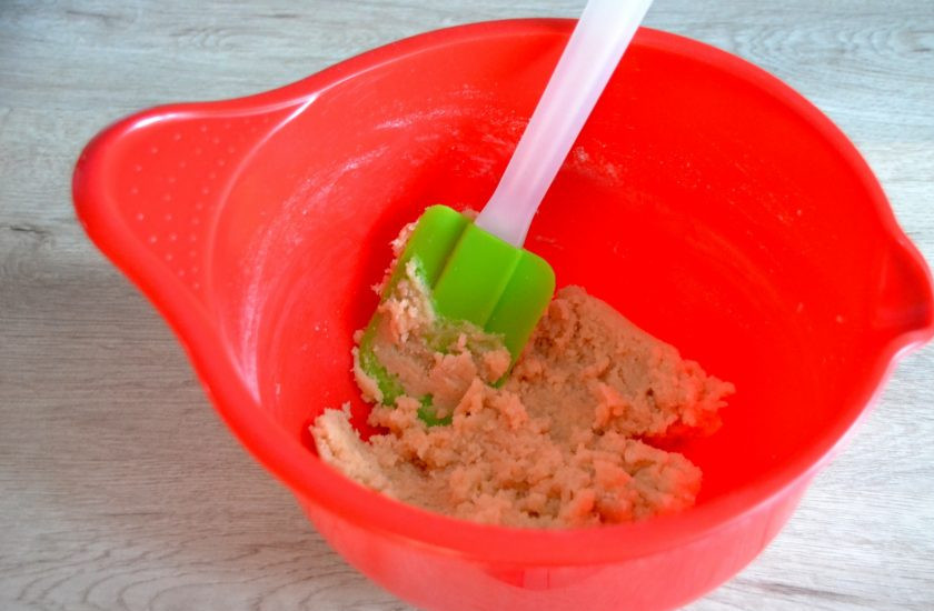 1. Этап. Макаронс на итальянской меренге: Смешайте до однородности в густую марципановую массу.