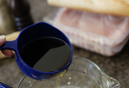 1. Этап. Салат Цезарь легкий: 2. Взбейте все до однородности и тонкой струйкой введите оливковое масло, продолжая взбивать.