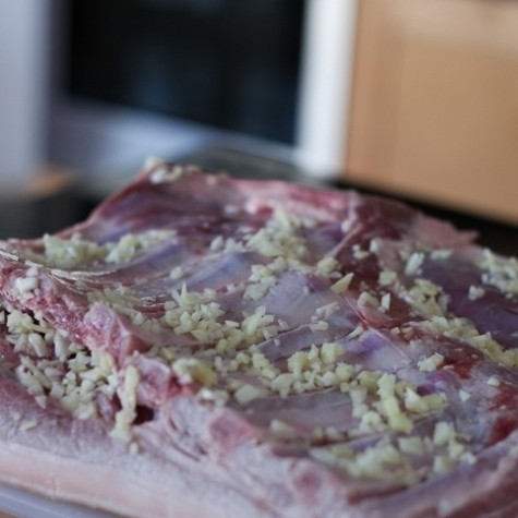 1. Этап. Свинина запеченная с чесноком: С другой стороны тоже натираем свинину чесноком.