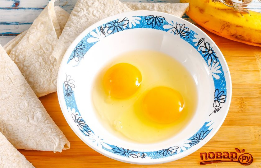 1. Этап. Конвертики из лаваша с творогом и бананом: В глубокой емкости взбейте куриные яйца.