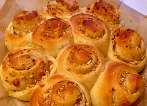 1. Этап. Булочки с медом: И отправляем в разогретую до 180 градусов духовку минут на 25-30, до подрумянивания.