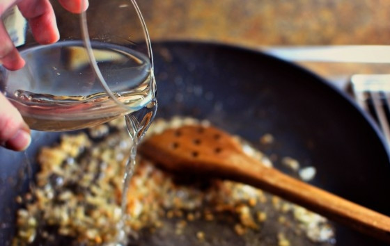 1. Этап. Тилапия с соусом: 5. Влейте вино.