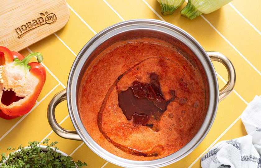 1. Этап. Лечо из кабачков без стерилизации: Добавьте кетчуп, влейте растительное масло.