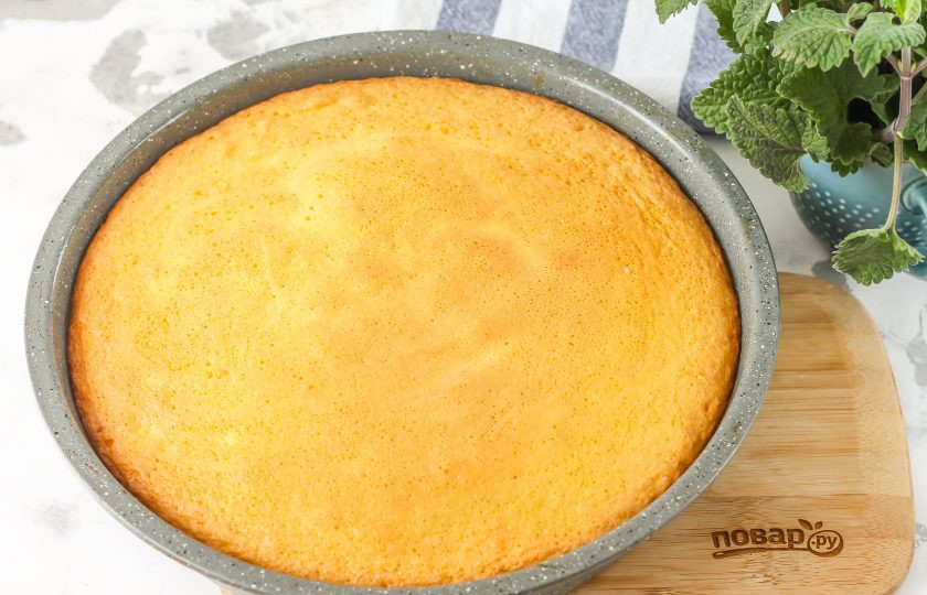 1. Этап. Рисовый бисквит: Поместите форму в духовку и выпекайте лакомство примерно 20-25 минут до зарумянивания. Как только по кухне поплывет аромат выпечки, выключите нагрев. Извлеките бисквит из духовки и переверните форму дном вверх, помещая ее на две чашки. Если не дать бисквиту остыть в таком виде, то он осядет.