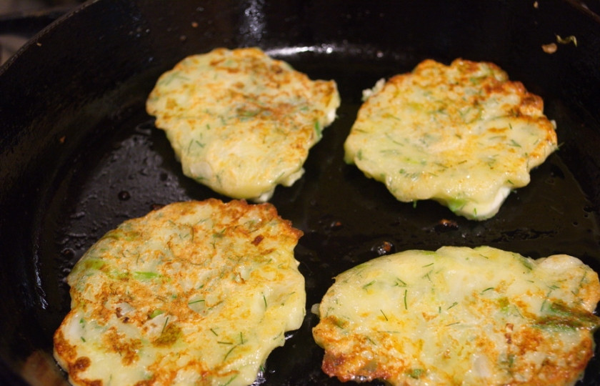 1. Этап. Капустные оладьи на кефире: Из полученного теста жарим оладьи на растительном масле. Выкладываем столовой ложкой на горячую сковороду.