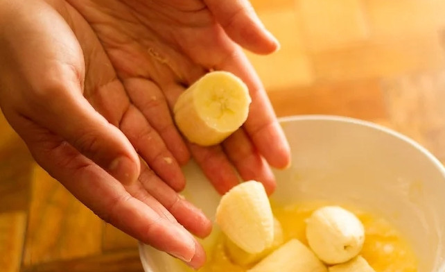 1. Этап. Бананы по-китайски: 5. В кляр выложите бананы небольшими порциями.