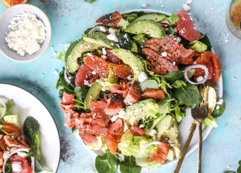 1. Этап. Салат с семгой и авокадо: 3. Очищаю и нарезаю кольцами лук, мою салатные листья. Листья выкладываю в миску, поливаю заправкой и перемешиваю, немного солю и перчу. Выкладываю подушку из салатных листьев на тарелку. Раскладываю цитрусовые, авокадо, кусочки рыбы, лук и поливаю немного заправкой, посыпаю фетой.