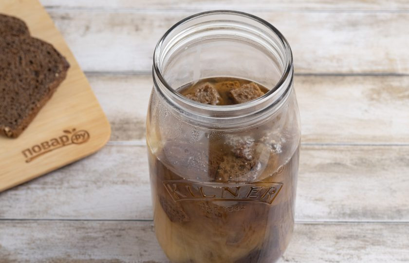 1. Этап. Домашний квас из ржаного черного хлеба: Влейте разведенные дрожжи в банку.