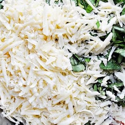 1. Этап. Макаронный салат с моцареллой: Даем пасте остынуть, затем добавляем в нее тертый сыр, нарезанный базилик, свежий помидор и оливки. Солим и хорошенько перемешиваем. Готово!