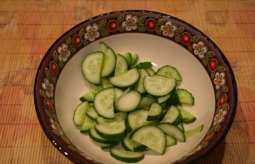 1. Этап. Салат Огород: Свежие огурцы нарезать полукольцами.