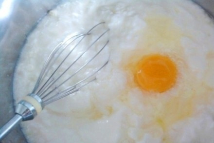 1. Этап. Азербайджанский суп Довга: 3. В кастрюлю переливаем простоквашу (можно кефир) и вбиваем 1 яйцо.