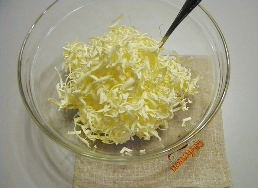 1. Этап. Творожное тесто для печенья: Так как я использовала сливочное масло охлажденное, то я потерла его на крупной терке, чтобы легче смешать с творогом. Плюс охлажденного масла в том, что потом готовое тесте нужно меньше охлаждать. Следовательно, быстрее будет готово печенье.
