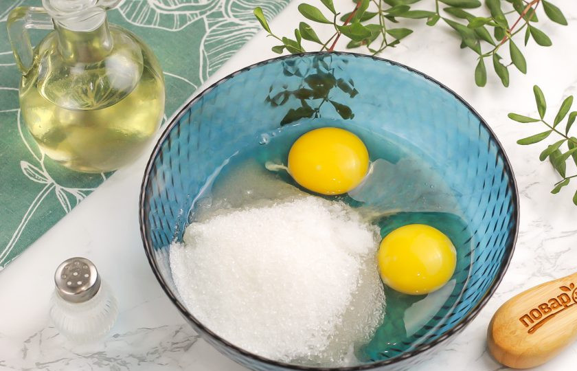 1. Этап. Морковный кекс с медом: Вбейте куриные яйца в глубокую емкость, всыпьте сахар и соль. Взбейте венчиком примерно 2-3 минуты до побеления массы.