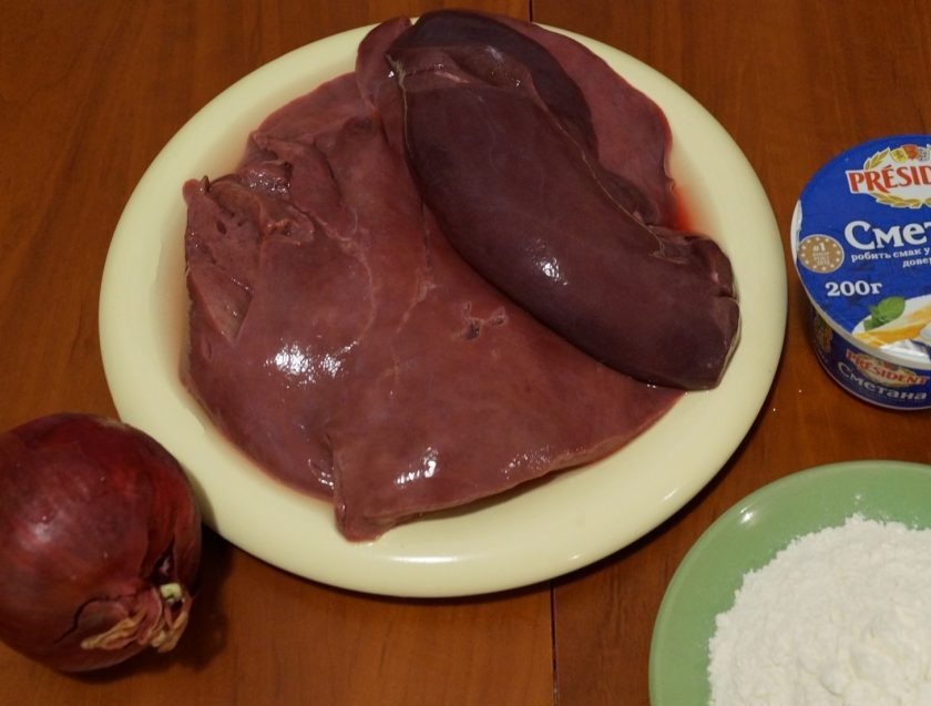 1. Этап. Жареная свиная печень: 1. Свиная печень готовится быстро. Ее не нужно мариновать или отбивать. Снимите со слегка замороженной печени пленку и она во время жарки будет мягче.