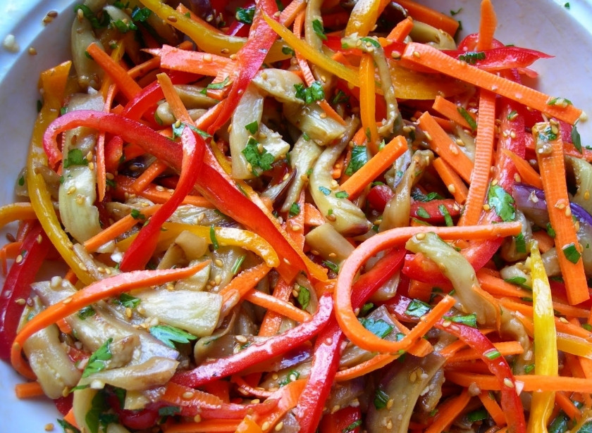 1. Этап. Салат из баклажанов по-корейски: Все овощи складываем в салатницу, добавляем кунжут, сахар, соевый соус, кориандр, уксус. Все хорошенько перемешиваем и ставим на ночь в холодильник.