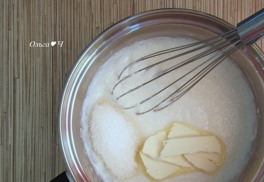 1. Этап. Торт Трио Браволли: Снимите с огня, добавьте сливочное масло, сахар и ванилин. Перемешайте.