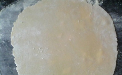 1. Этап. Торт Минутка: Посыпаем поверхность мукой и каждую часть теста раскатываем в тонкий корж по размеру немного больше сковороды, на которой будете выпекать коржи.