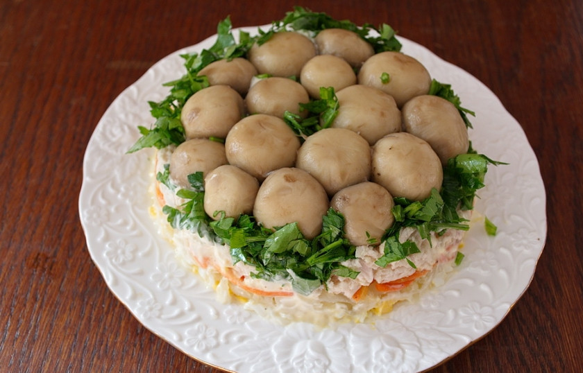 1. Этап. Салат Грибная полянка с курицей: Потяните за края пищевой пленки и снимите аккуратно салатник. Готово. Корструкция плотно держится и красиво выглядит.