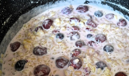 1. Этап. Каша из булгура с ягодами: Добавить в кашу вишню и чёрную смородину. Я использую размороженные ягоды. Варить на слабом огне под крышкой ещё 5 минут. Затем огонь отключить, оставить кастрюлю на плите доходить в течение 10 минут.