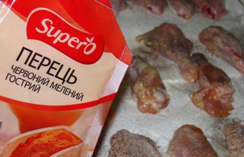 1. Этап. Куриные крылышки в пиве: Дальше посыпаем черным и красным молотым перцем.