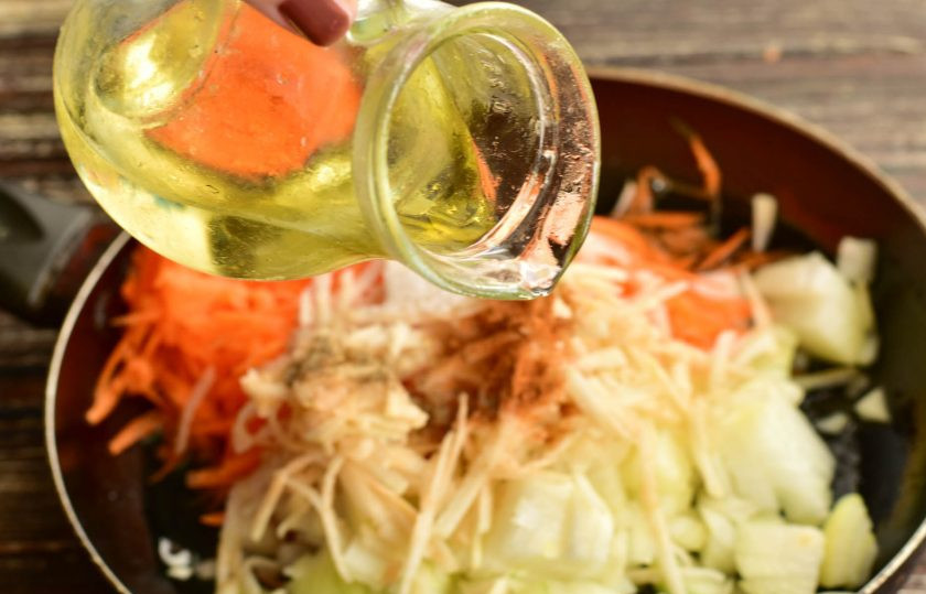 1. Этап. Луковый паштет: Влейте растительное масло.