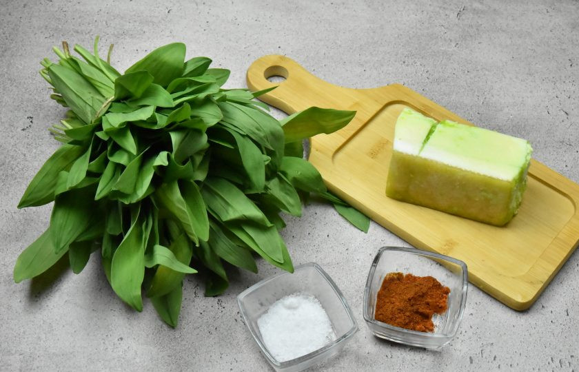 1. Этап. Черемша с салом на зиму: Подготовьте продукты для приготовления заготовки. Сало можно использовать как соленое так и свежее. Черемшу переберите, промойте и просушите.