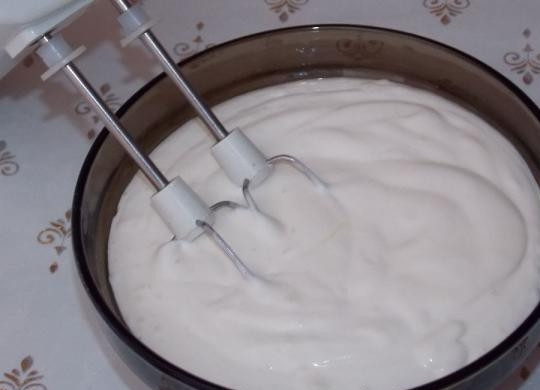 1. Этап. Ванька кучерявый: Тем временем готовим крем: взбиваем сметану с сахаром и ванилином.