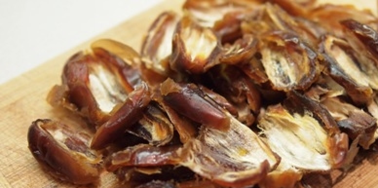 1. Этап. Вегетарианские сладости: Промываем сухофрукты горячей водой, очищаем финики от косточек, если таковые имеются. Если сухофрукты очень сухие - замочим их в кипятке минут на 5-10. Затем воду сливаем.