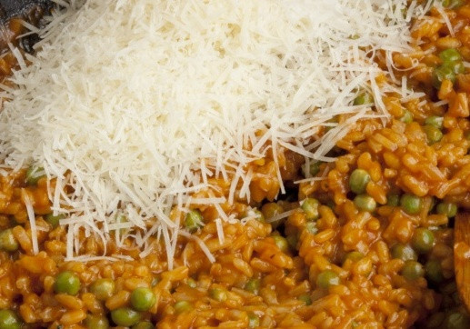 1. Этап. Ризотто с горошком: В самом конце добавляем тертый пармезан и выключаем огонь. Вообще, рис в ризотто должен быть слегка недоваренным (аль денте, как говорят итальянцы), но вы всегда можете довести блюдо до нужной вам консистенции, на вкус ризотто это не сильно повлияет.