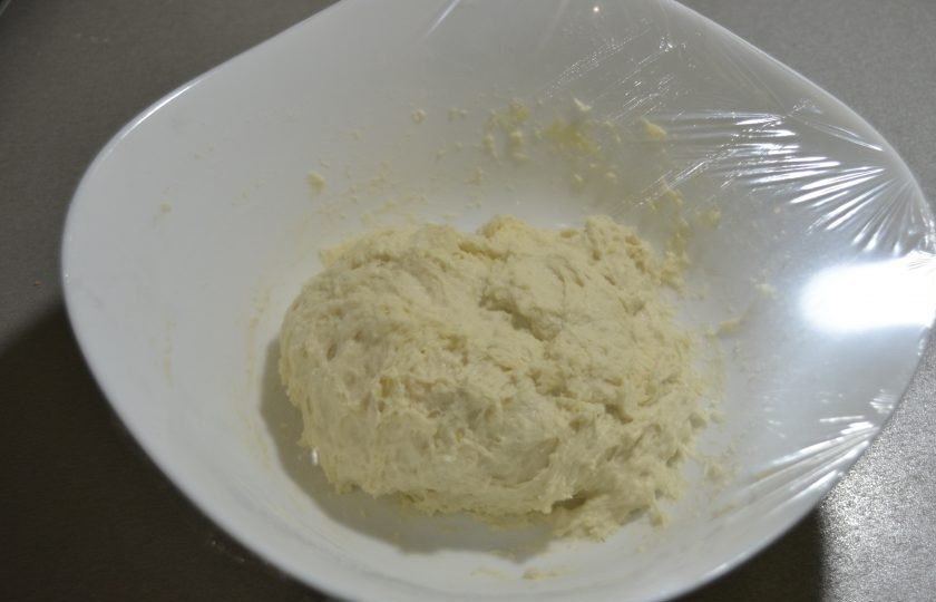 1. Этап. Пицца по-немецки: Замесите тесто и накройте пленкой, дайте ему расстояться 1,5-2 часа.